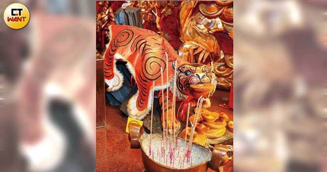 有业务员拜了虎爷后接到大订单，特别为虎爷量身打造新衣。（图／马景平摄）