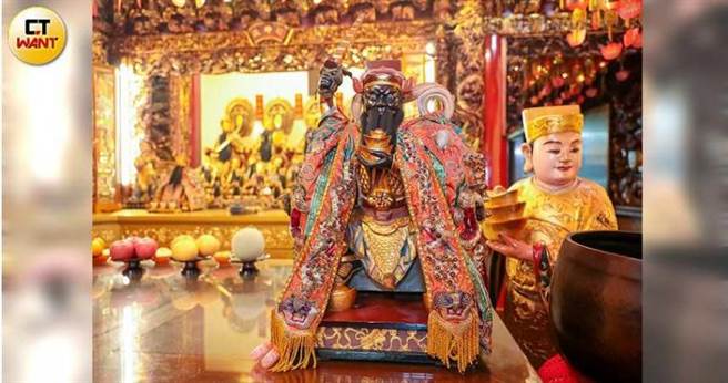 曾有信眾为求财源广进，偷拔中路财神的鬍鬚并随身携带。（图／马景平摄）