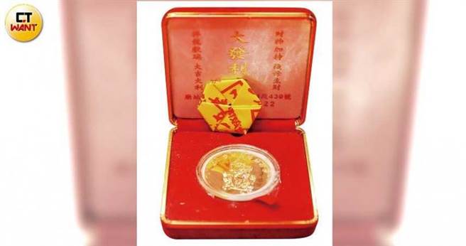 求得庙内的招财龙币，据说可以加强财运。（图／马景平摄）