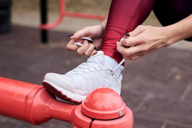 在家运动要穿运动鞋吗？ 物理治疗师曝「2大关键」，穿错恐伤关节。(示意图/常春月刊提供)