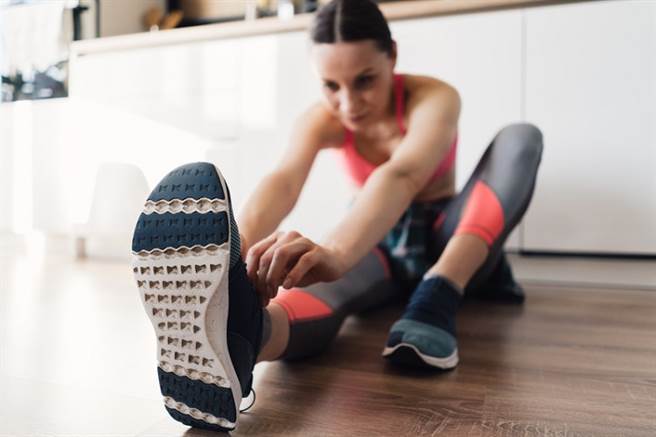 简文仁提醒，不论在室内室外运动，一定要穿运动鞋的主要原因，就是避免关节受伤。(示意图/常春月刊提供)