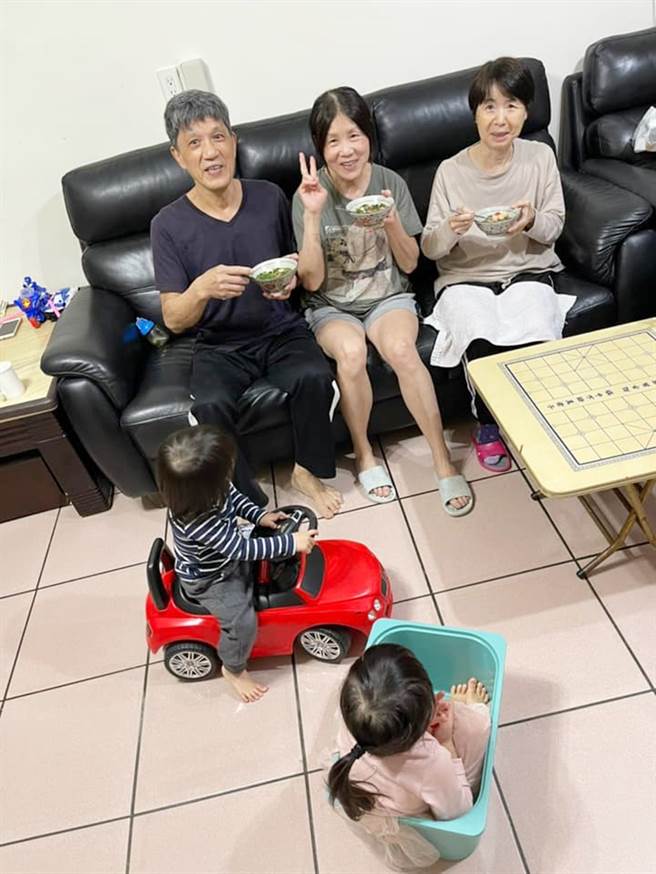 江宏傑日前分享父母跟福原愛媽媽吃湯圓照片。（圖／翻攝自江宏傑 Chiang Hung-Chieh臉書）