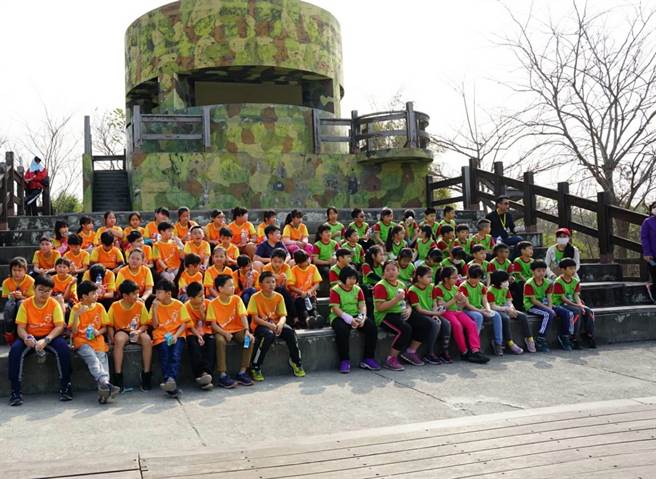 高雄市南安国小日前举办漯底山户外教育活动，利用原防炮基地的漯底山自然公园进行户外课程，寓教于乐。（南安国小提供／林瑞益高雄传真）