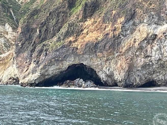 眼镜洞塌了。（宜兰县赏鲸推广协会总干事 简明义提供）