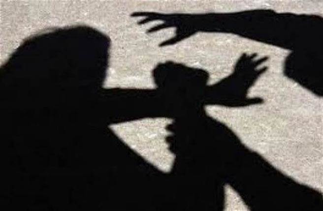 惡狼社區花圃性侵弱智女，路人見背後兩隻腳誤認打野戰。(達志影像)
