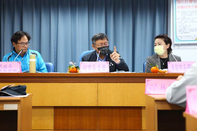 台北市長柯文哲（中）4日參加北投里長座談。（張立勳攝）
