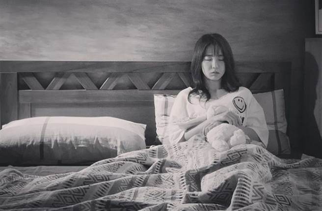 郭书瑶在《未来妈妈》中，饰演为了求子艰辛进行不孕症疗程的谘商师「家妃」。(翻摄自郭书瑶IG)