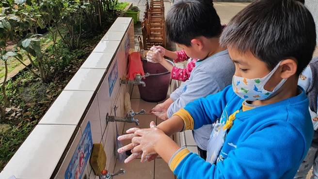 衛生局呼籲，5歲以下孩童為重症高危險群，家長應落實衛生、消毒。（非當事者，姜霏翻攝）