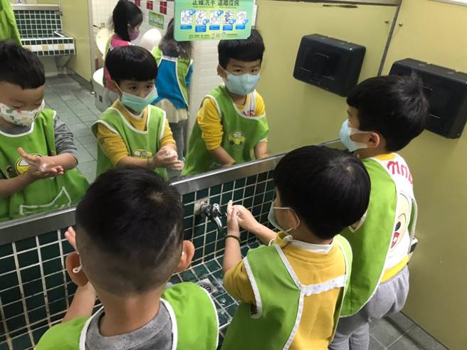 嗜睡、意識不清、活力不佳、手腳無力、肌抽躍、持續嘔吐、呼吸急促或心跳加快等，正是腸病毒重症前兆。（非當事者，姜霏翻攝）