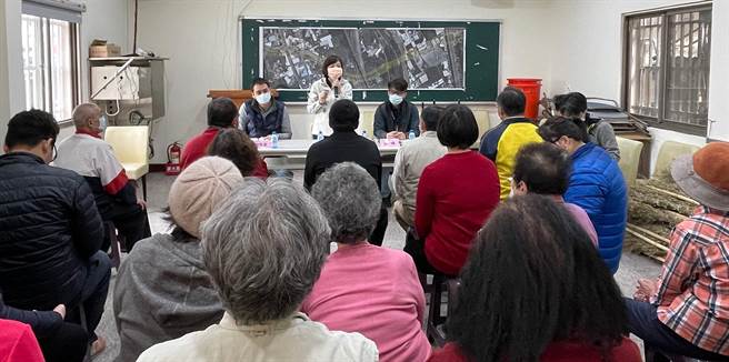 市议员陈淑华邀集西屯区协和里民与建设局及工程设计单位与民眾面对面沟通，协调工程设计。（市议员陈淑华服务处提供）
