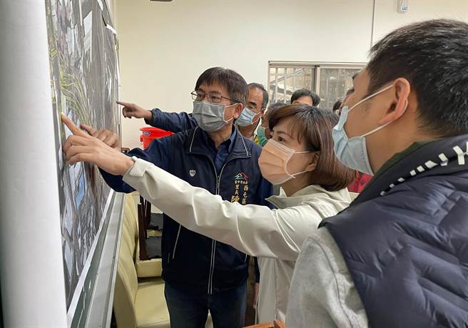 市议员陈淑华（右二）请市府觅地迁建或租用公厅及阅览室。（市议员陈淑华服务处提供）