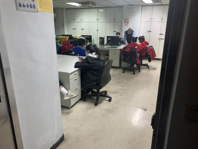 吴心缇等人在派出所制作报案笔录。（王扬杰摄）