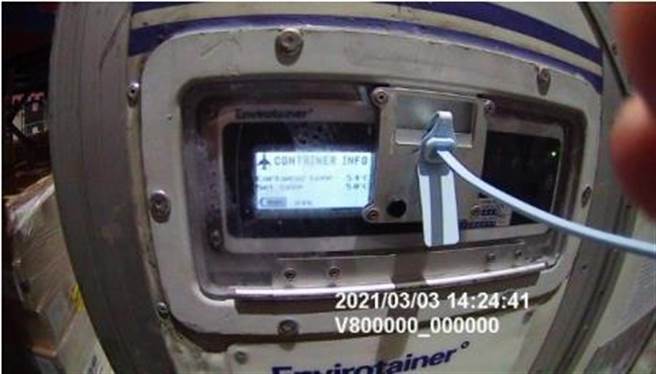 食藥署人員於倉儲現場監督拆箱作業。（食藥署提供）