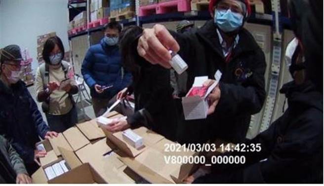 抽取樣品、進行疫苗外觀異物檢查。（食藥署提供）