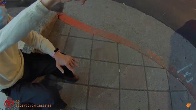 金钟主持人高信谭因迷路体力不支坐在路边，热心员警协助返家。（图：民眾提供）