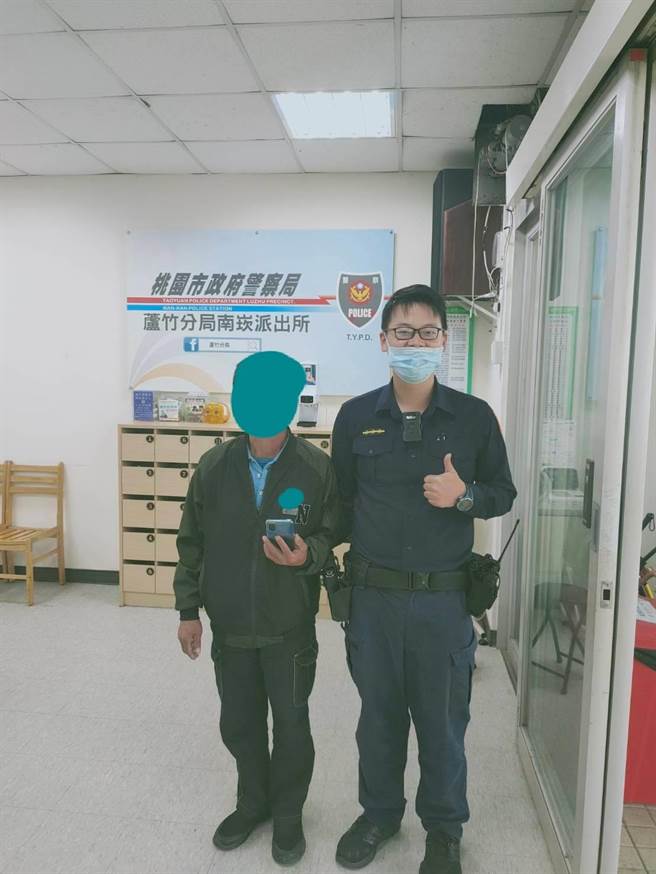 男子遗失手机，暖警及时救援。（姜霏翻摄）