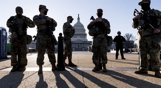 密西根國民兵和國會大廈警察3日執行任務的畫面，自1月6日川粉攻擊國會大廈以來，當地便加強安全警戒。國會大廈警察說，情報指出，有民兵密謀4日闖入。（美聯社）