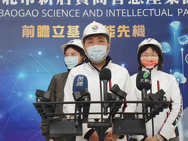 新北市長侯友宜今（4日）則強調，當民眾有疑慮時，政府首長一定率先施打安頓民心。（葉書宏攝）