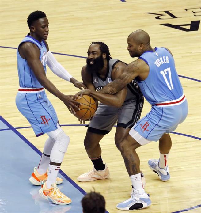 哈登重返休士顿面对昔日战友仍毫不留情面的缴出大三元成绩单，帮助篮网血洗火箭，写客场7连胜队史纪录，并且送给火箭13连败难堪苦果。(美联社)