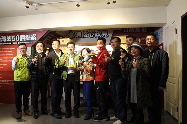 中市立委陈柏惟联手张廖万坚、庄竞程等委员，号召台中企业家支持本土水果，落实企业社会责任。（立委陈柏惟服务处提供）