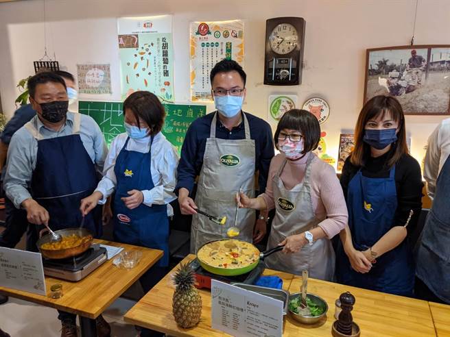 民进党高雄巿议员林智鸿（中）等人4日化身主厨，示范制作凤梨创意料理。（曹明正摄）