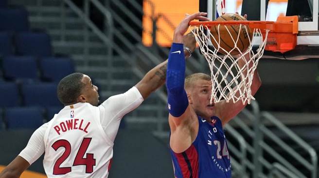 梅森普朗里與隊友丹尼爾史米斯同場大三元，率領活塞客場痛宰暴龍24分。(美聯社)