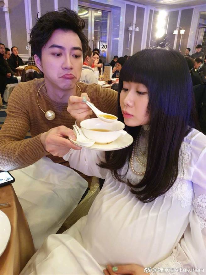 福原爱当时挺孕肚不方便进食，江宏杰贴心的帮忙拿盘子。（图／微博@福原爱）