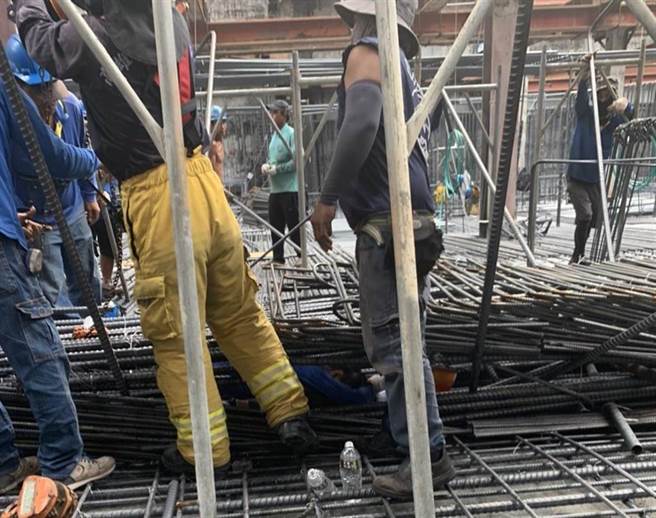 该工地正做钢筋组装工程，形似鸟笼的钢筋重达10顿、结构交错，模样像是鸟笼，增加救援难度；目前1名年约22岁男子送医后宣告不治。（民眾提供／袁庭尧高雄传真）