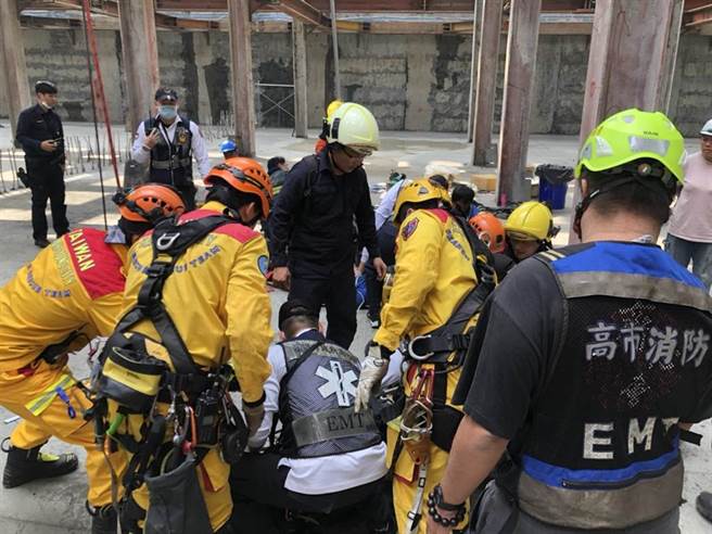 该工地正做钢筋组装工程，形似鸟笼的钢筋重达10顿、结构交错，模样像是鸟笼，增加救援难度；目前1名年约22岁男子送医后宣告不治。（民眾提供／袁庭尧高雄传真）