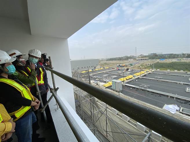 台南市长黄伟哲今天视察永康水资源回收中心及再生水厂新建工程。(曹婷婷摄)