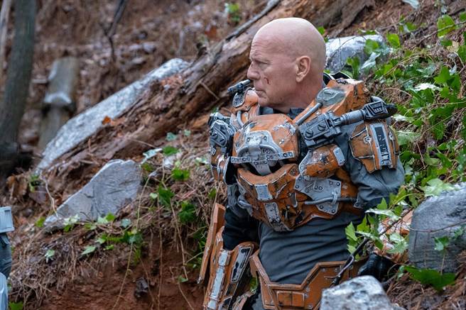 布鲁斯威利穿上战斗盔甲拯救世界。（采昌提供）