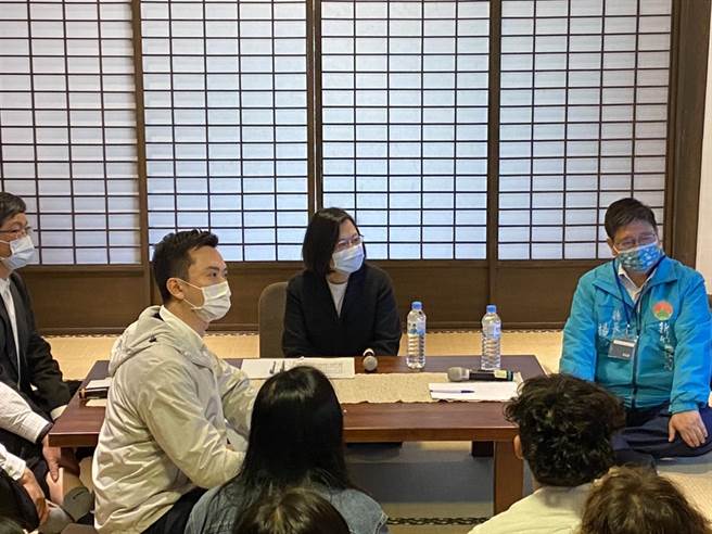 蔡英文总统（右二）4日前往关西所长宿舍，听取在地返乡青年心声、经验。（庄旻静摄）