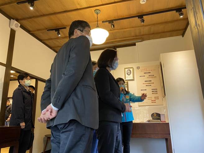 蔡英文总统（右二）4日前往关西所长宿舍，先了解文化资产修復。（庄旻静摄）