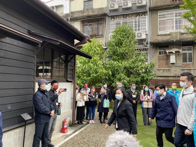 蔡英文总统（右三）4日前往关西所长宿舍。（庄旻静摄）