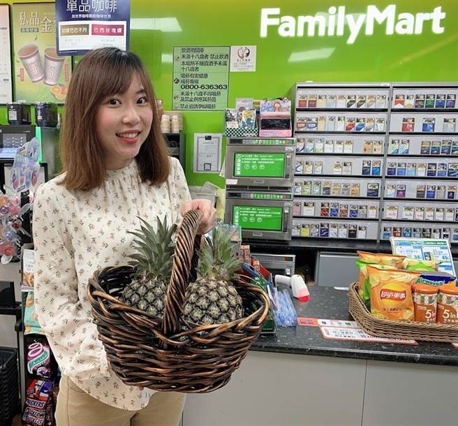 （全家宣布採购本产凤梨约100吨，挺台湾凤梨。图／业者提供）