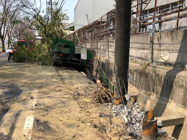 台南市新市区4日上午发生大货车自撞意外。（读者提供／李宜杰台南传真）