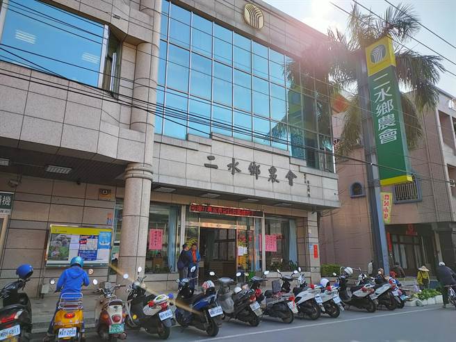 彰化縣4日舉辦農會理監事改選，其中選情最激烈的二水農會，今早9點門口就聚集大批農民駐守，警方也派員進駐農會，讓氣氛更加緊張。(吳建輝攝)