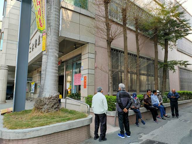 二水農會選舉有兩派人馬積極運作，挑戰派「綠白」結盟誓言拿下多數席次，地方肅殺的選舉風氣驚動警方，所幸沒有衍伸其他更激烈的「動作」發生。(吳建輝攝)