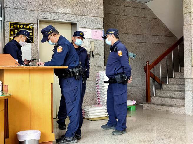 警方派員進駐二水農會，進行嚴格管制。(吳建輝攝)