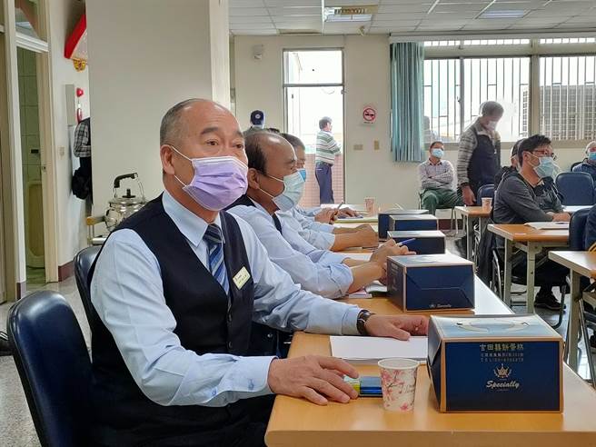 現任總幹事蔡文琳為績優總幹事，讚農會服務41年，擔任總幹事也有12年，此次檯面上雖然沒有人登記參選，但實際上仍暗潮洶湧。(吳建輝攝)