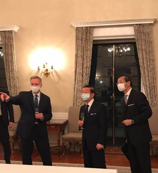 美國駐日本大使館代辦Joseph Young邀請我駐日代表謝長廷進官邸餐敘。（取自謝長廷臉書）