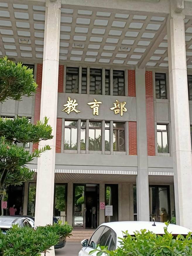 各部會凌駕教育部，把自己當作中小學「公婆」，不是第一次。（簡立欣攝）