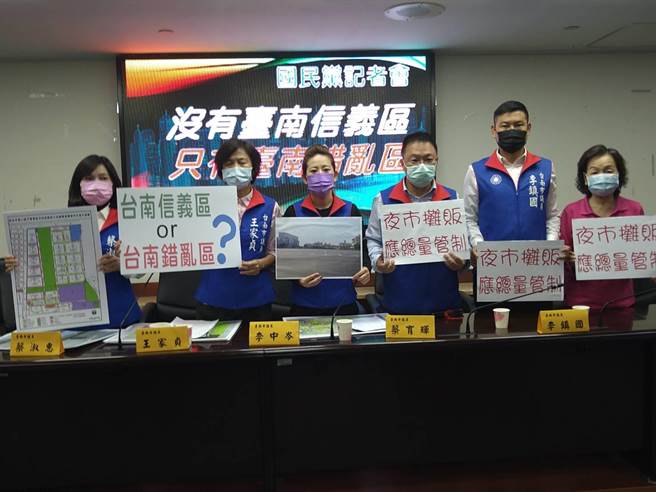 国民党台南市议会党团质疑台南信义区沦为台南夜市区。（程炳璋摄）