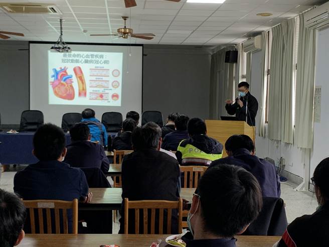 花莲门诺医院心臟内科医师陈翰兴日前前往凤林警分局，介绍心血管疾病症状与保健之道，提醒人民保母们，忙于勤务之余，应注意自身健康，照顾好自己，才能照顾好民眾。（门诺医院提供／罗亦晽花莲传真）