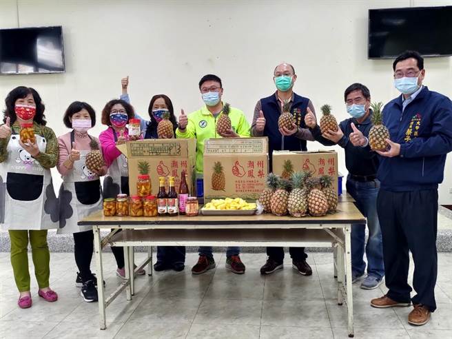 在市议员施志昌牵线下，龙扬交通公司採购凤梨送给社区据点。（陈淑娥摄）