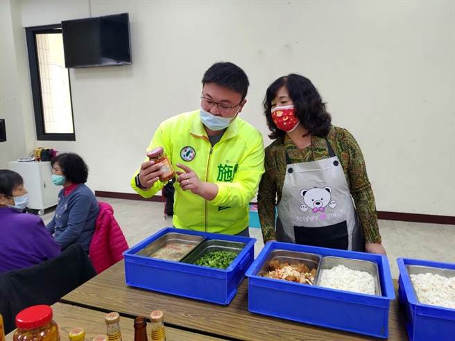 在市议员施志昌牵线下，龙扬交通公司採购凤梨送给社区据点。（陈淑娥摄）