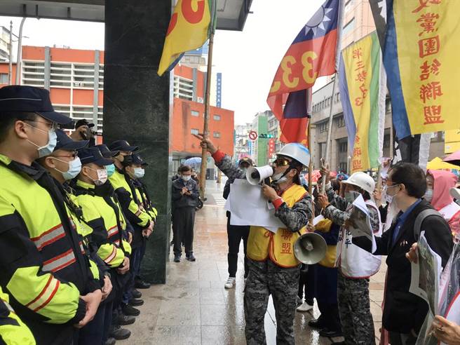 民間團體「333政黨聯盟」到市政府前舉旗抗議。（陳彩玲攝）
