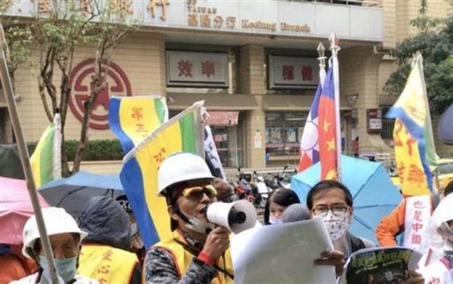 民間團體「333政黨聯盟」到市政府前舉旗抗議。（陳彩玲攝）