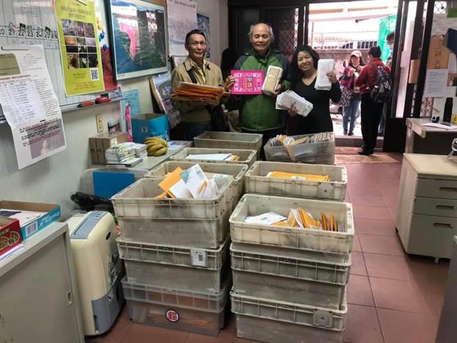 潘忠政(中)呼吁政府针对藻礁议题别把自己逼进死巷。(吕筱蝉摄)