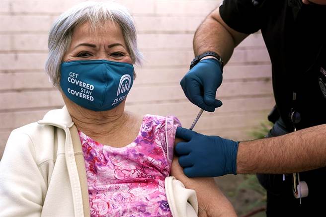 巴西、南非变种病毒让专家忧心到「睡不着觉」，焦虑变种新冠打乱疫苗提供的保护力及原本疫情终结的目标时间，最新预测模型显示，即便民眾接种疫苗，至6月1日，全球恐再有近70万人死于新冠肺炎。（资料照／美联社）